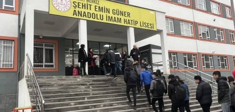 Iğdır'da imam hatip lisesinde bir öğrenci arkadaşını bıçakladı