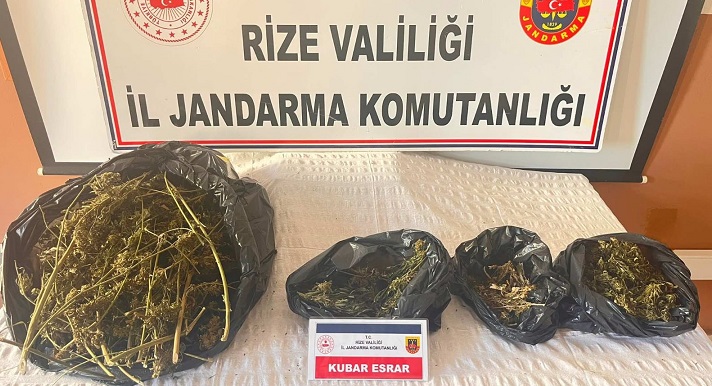Rize’de Jandarmadan Uyuşturucu Operasyonu: 938 Gram Kubar Esrar Ele Geçirildi