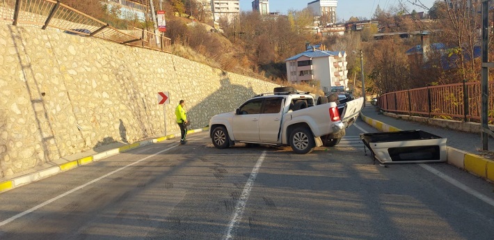 Geri manevra yapan sürücünün aracı 4 metrelik yükseklikten yuvarlandı, 3 çocuk yaralandı