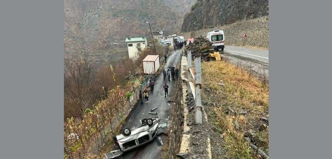 Artvin’de Feci Kaza: Kamyonet 10 Metreden Yuvarlandı, 3 Kişi Hayatını Kaybetti
