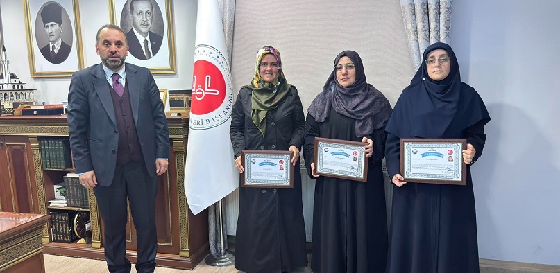 Rize Müftüsü Naci Çakmakçı Çalışanlarına Üstün Başarı Belgesi Verdi
