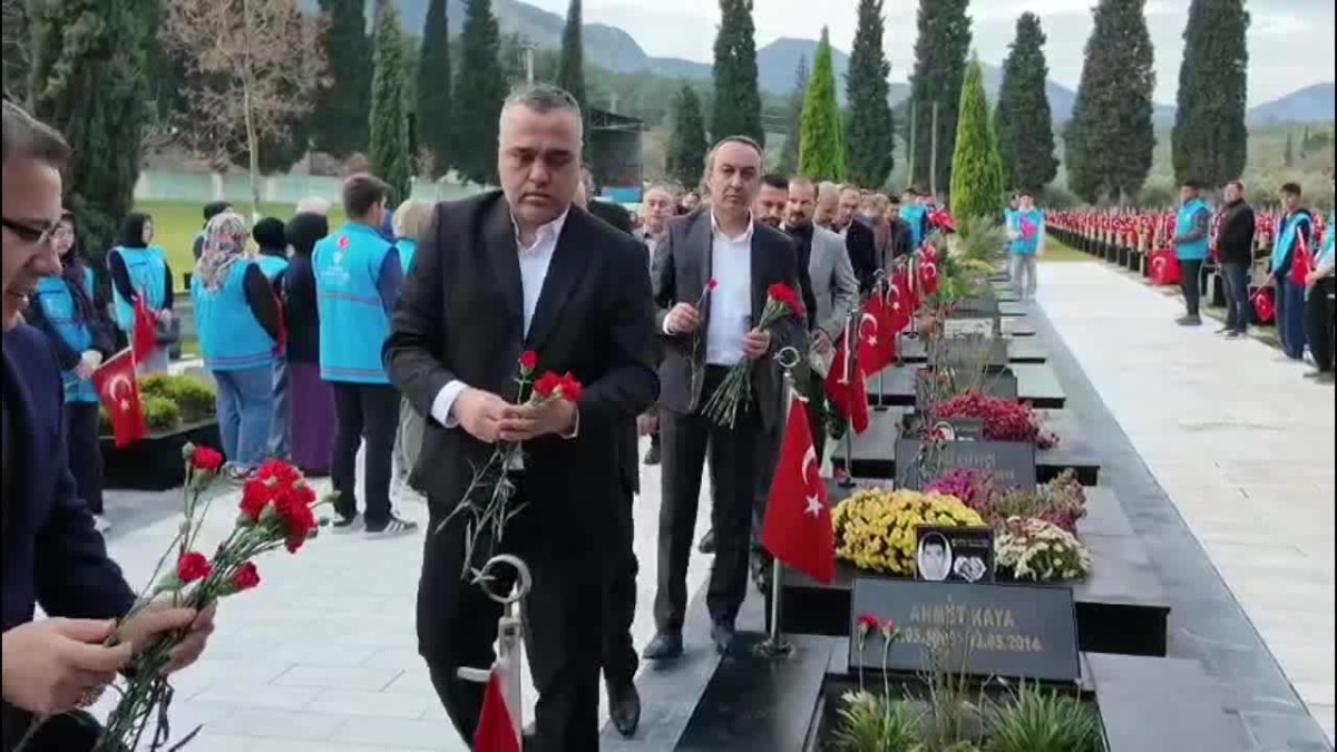 Soma’da şehit madenciler mezarları başında anıldı