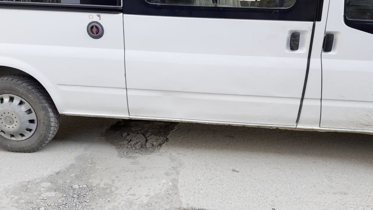 Yüksekova’da altyapı çalışmaları sonrası yollarda derin çukurlar oluştu, vatandaş çözüm bekliyor