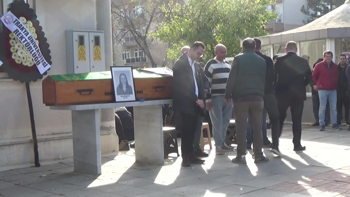Edirne’de çalıştığı ofisinin penceresinden düşerek yaşamını yitiren Selda Özkan İlte son yolculuğuna uğurlandı