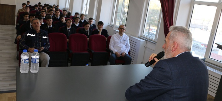 Trabzon Tersanesi Sahibi Kaptan Salih Zeki Çakır, Of’ta Denizcilik Öğrencileriyle Buluştu
