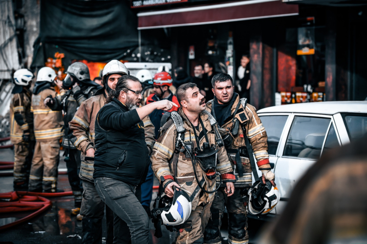 İzmir'de iş hanını alevler sardı, itfaiye 12 kişiyi kurtardı