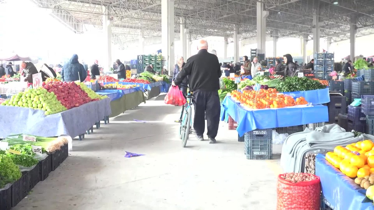 Aksaray'da pazar alışverişine çıkan yurttaş: 