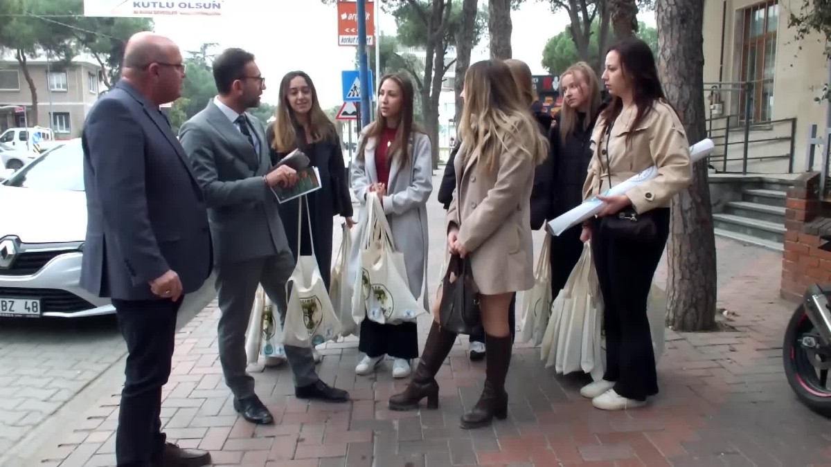 Burhaniye'de üniversite öğrencileri sıfır atık projesi başlattı