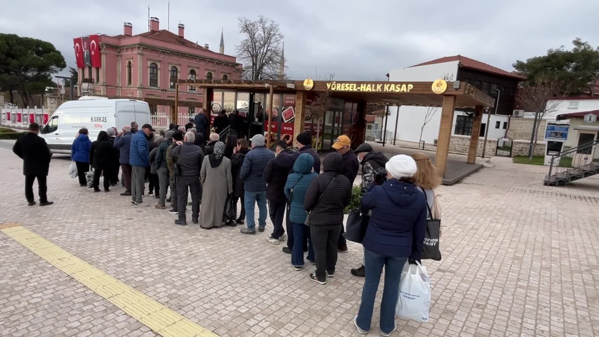 Edirne’de açılan Halk Kasap önünde yurttaşlar kuyruk oluşturdu