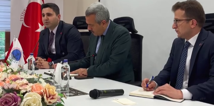 Vali Baydaş İyidere’de Muhtarlarla Bir Araya Geldi