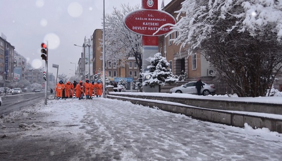 Kayseri Kocasinan'dan karlı yollara anında müdahale