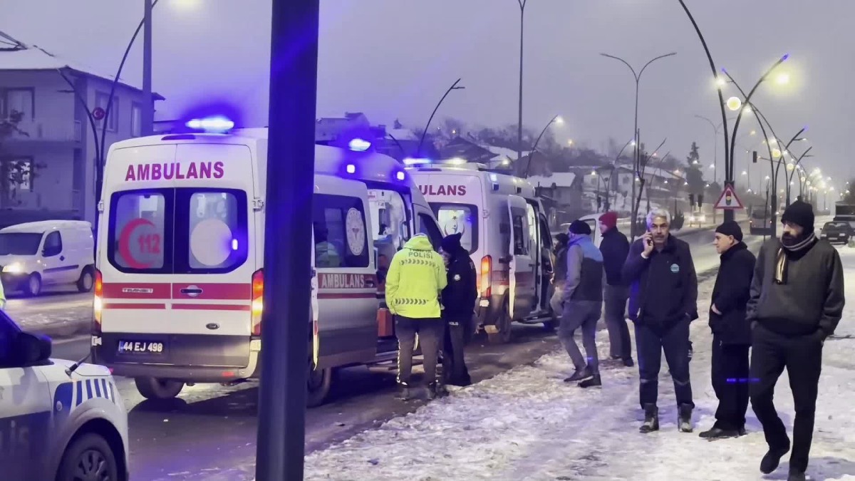 Malatya'da buzlanma kazası: İşçi servisi alt yola devrildi, 6 yaralı