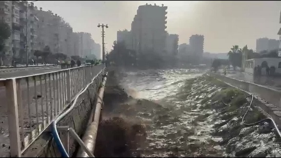 Mezitli’de sel köprüleri yıktı