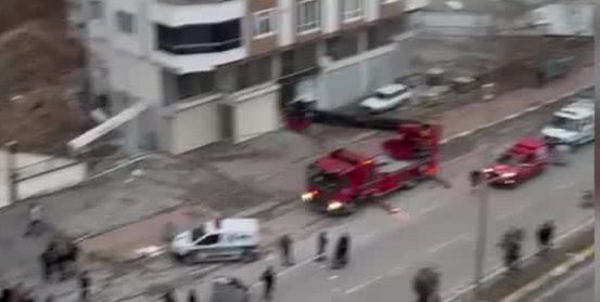 Şanlıurfa'da istinat duvarı çöktü, binada mahsur kalanlar itfaiye tarafından tahliye edildi