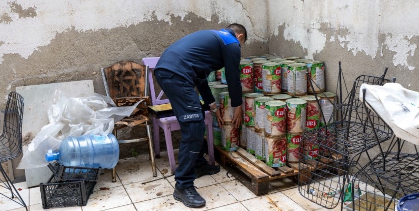 Karşıyaka’da merdiven altı imalathane mühürlendi