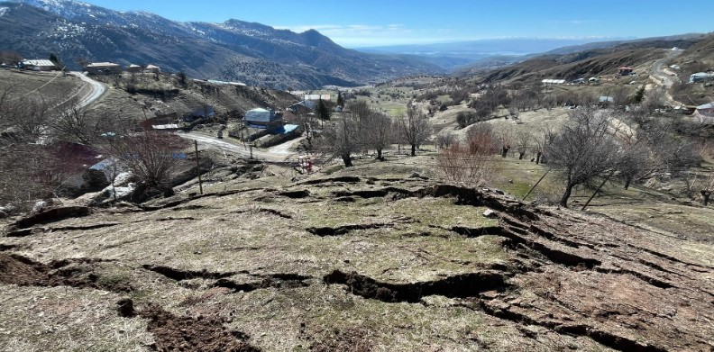 Tunceli’deki Toratlı köyü yıllardır kayıyor.