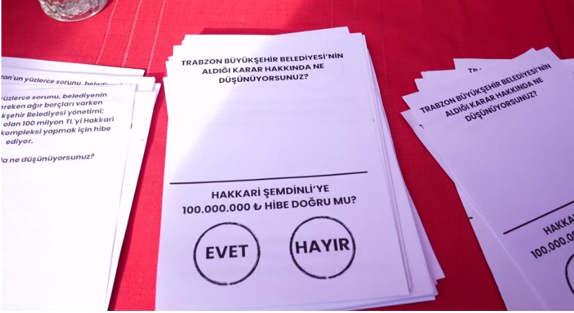  Kaya,  Hakkari Şemdinli'ye spor salonu projesiyle ilgili kurulan referandum standını ziyaret etti