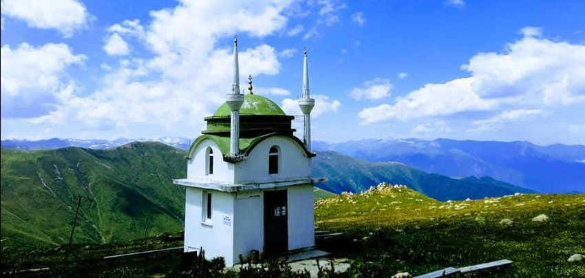 Şehitlik Camii: Kaçkarların Zirvesinde Sessiz Bir Mabet