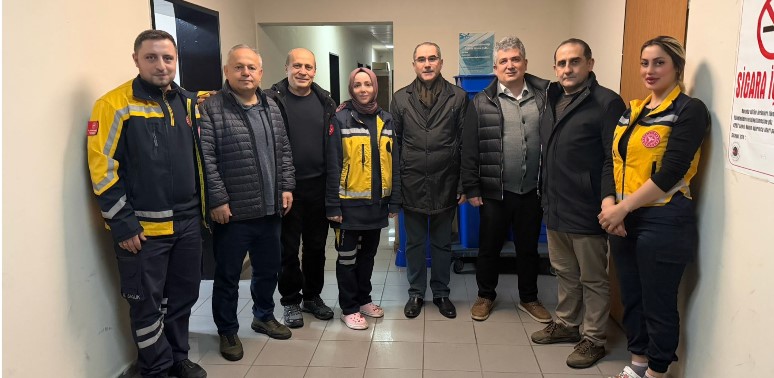 Rize İl Sağlık Müdürü Demiral, görev başındaki 112 acil sağlık çalışanlarına moral ziyaretinde bulundu.