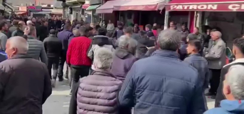 Iğdır'da zabıtalar ile seyyar satıcılar arasında çıkan tartışmaya dahil olan yurttaşlar tezgahları teslim etmedi