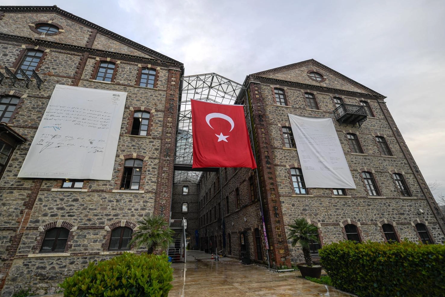 İzmir'de el koyma girişimine güçlü yanıt! Meslek Fabrikası’na Ata’nın imzaladığı belgenin görselleri asıldı