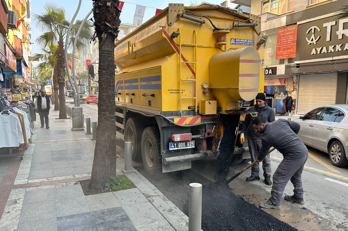 Çayırova Fatih Caddesi'nde deforme olan noktalar onarılıyor