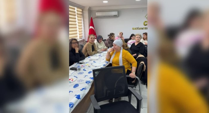 CHP Gaziantep İl Örgütü, Dünya Emekçi Kadınlar Günü’nü karanfillerle kutladı