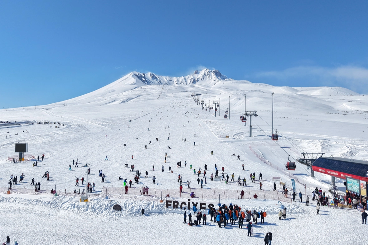 Rekortmen Erciyes yeni kayakseverleri bekliyor
