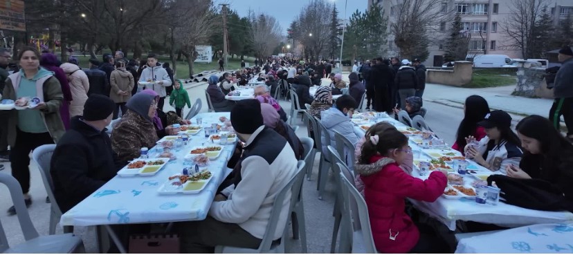 Tepebaşı Uluönder'de 4 bin vatandaş aynı sofrada oruç açtı