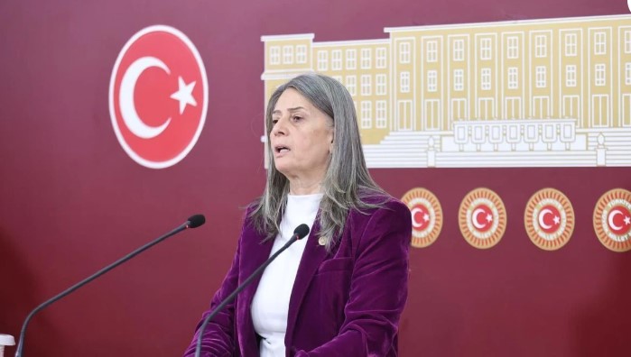 Suiçmez’den Uraloğlu’na pankart tepkisi: “Ayrımcılığın itirafı”