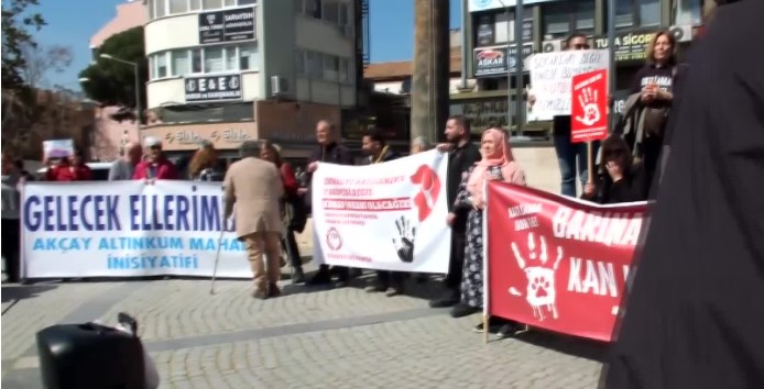 Edremit'te bir çöplükte 40'a yakın ölü sokak köpeği bulunması protesto edildi