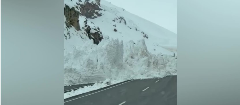 Hakkari-Van kara yolu çığ düşmesi nedeniyle ulaşıma kapandı