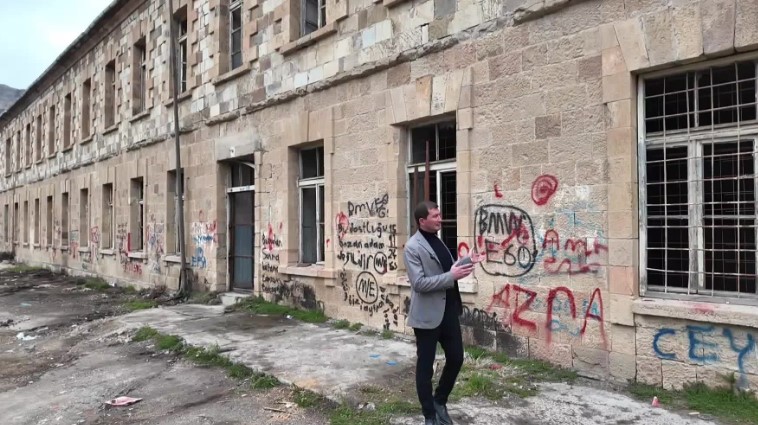 Ardanuç’taki tarihi taş binada temizlik çalışmaları başladı...