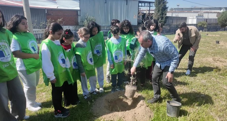 Bornova'da Orman Haftası’nda geleceğe yeşil umut… Minik eller doğaya can verdi