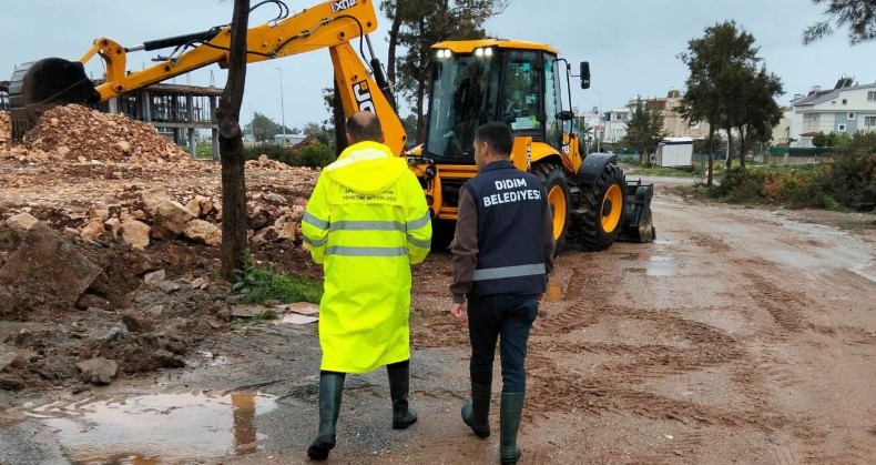 Didim Belediyesi ekiplerinden kuvvetli yağışa karşı yoğun mesai