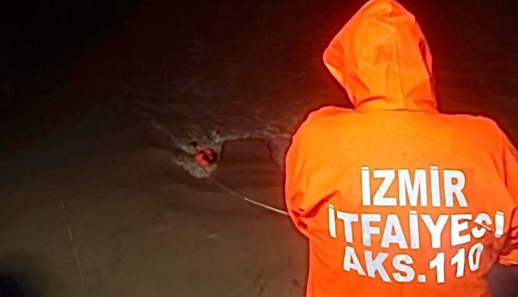 İzmir İtfaiyesi, Menderes’te dereye uçan araçta mahsur kalan vatandaşı kurtardı