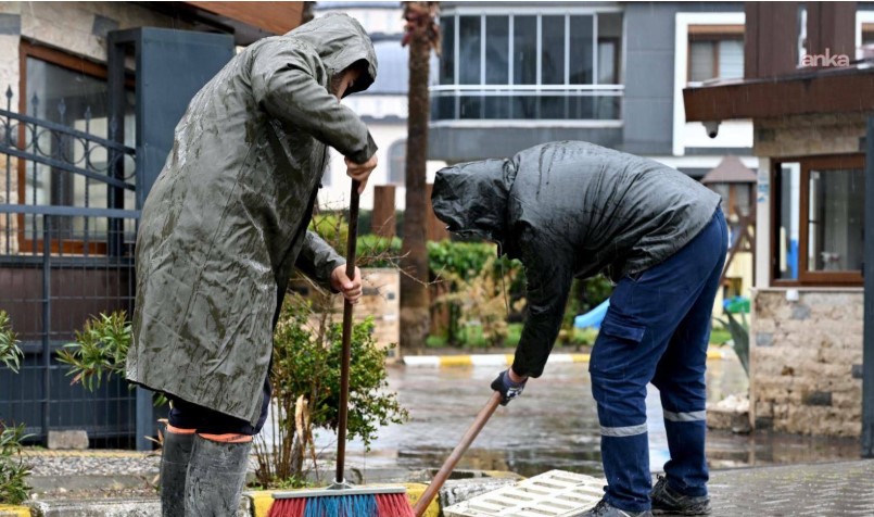 Manisa Büyükşehir Belediyesi ekipleri, sağanak yağışa karşı teyakkuzda