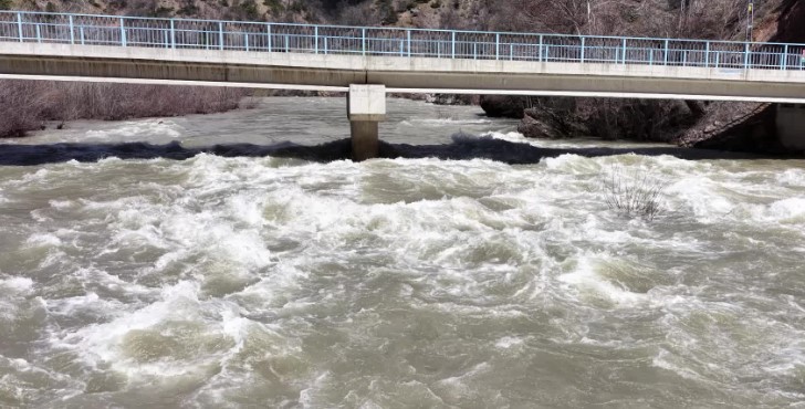 Munzur Nehri’nin debisi yükseldi, restoranların bahçe kısmı su altında kaldı