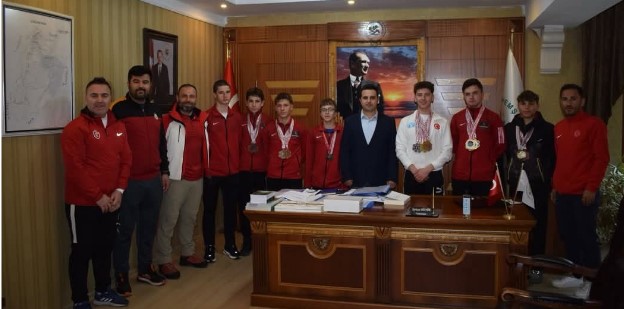 Türkiye Şampiyonu Çamlıhemşin Kayak Takımı’ndan Protokole Vefa Ziyareti