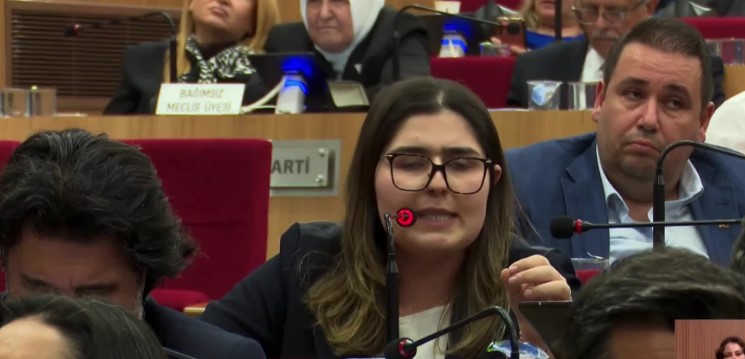 İzmir Büyükşehir Belediye Meclisi'nde faaliyet raporu görüşmeleri sırasında meclis üyeleri arasında arbede yaşandı