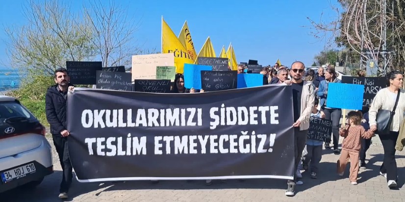 Kemalpaşa'da okullardaki silahlı saldırılar protesto edildi