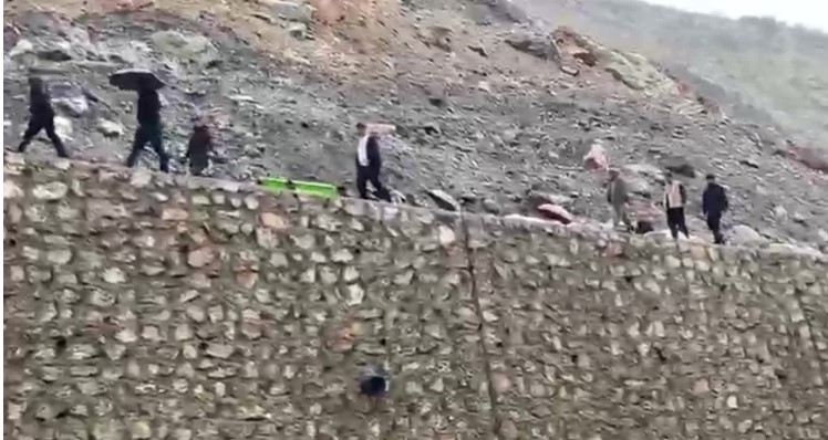 Hakkari'de taşkın nedeniyle kapanan yolda cenaze kepçeyle taşındı