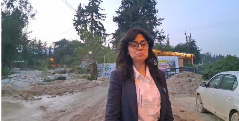Hatay'daki Atatürk Parkı'nda asırlık ağaçlar nehir ıslah çalışması sırasında kesiliyor: