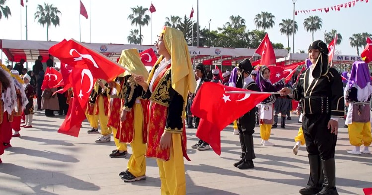 Mersin Büyükşehir Belediye Başkanı Seçer, Cumhuriyet Meydanı’nda düzenlenen 23 Nisan törenine katıldı