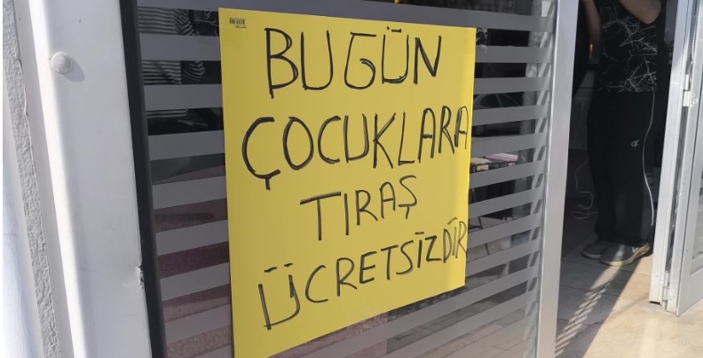 Osmaniyeli berber 23 Nisan Ulusal Egemenlik ve Çocuk Bayramı dolayısıyla çocukları ücretsiz tıraş ediyor