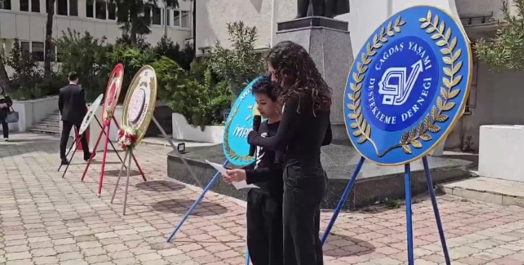 Artvin'deki 23 Nisan kutlamasında bir ortaokul öğrencisi büyükleri Atatürk'e şikayet etti