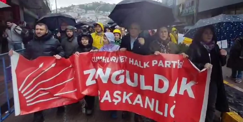 Zonguldak'ta emekçiler, soğuk ve yağışlı havaya rağmen 1 Mayıs'ı kutladı