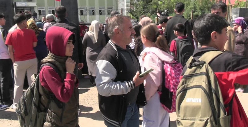Diyarbakır’da okul yakınında silahla havaya ateş açılması paniğe neden oldu... Öğrenciler okuldan tahliye edildi