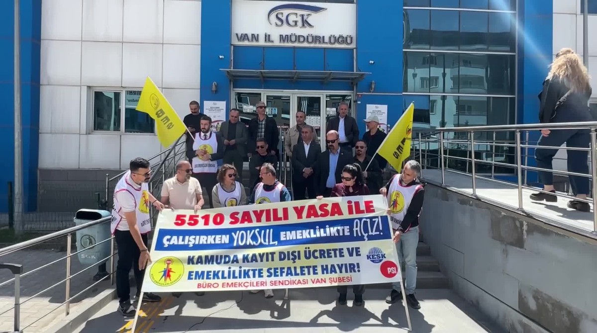 Van'da BES'ten SGK önünde eylem: Emeklilik tasfiye edilmek istenmektedir