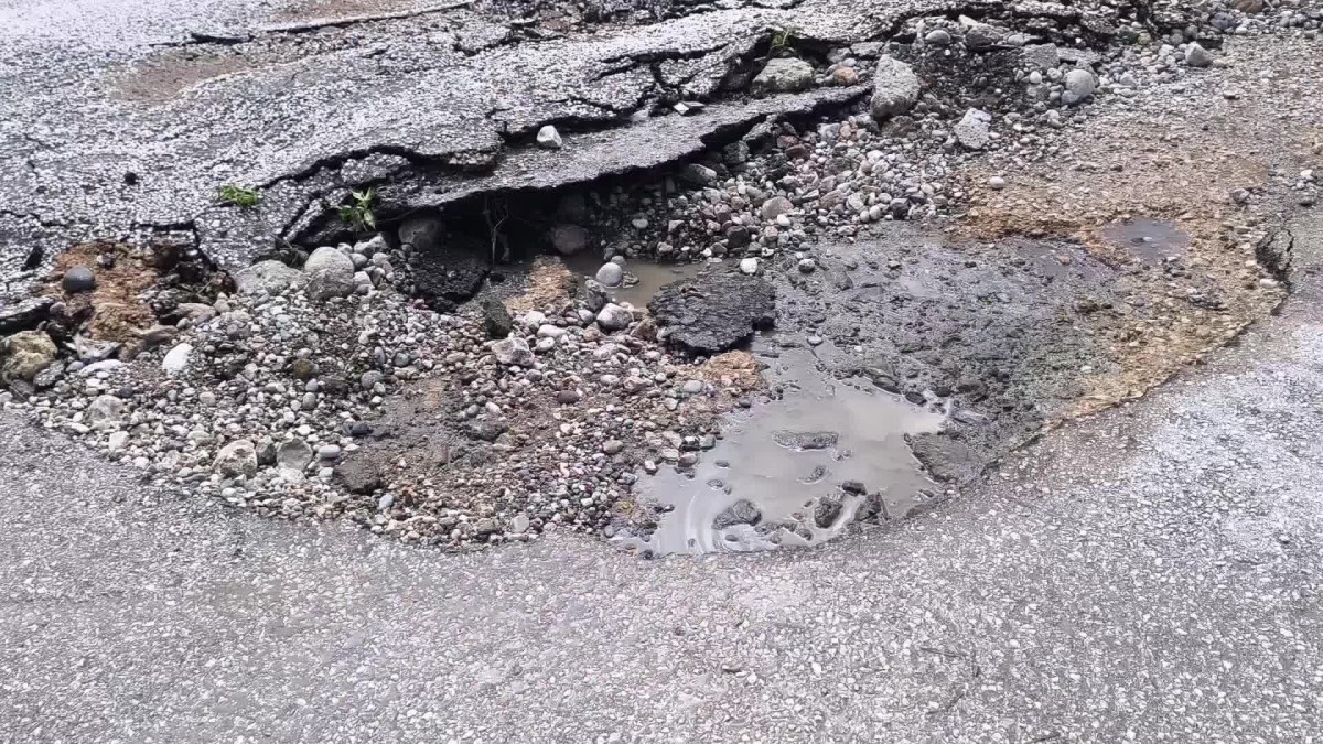 Kadirli Aşağıbozkuyu köyünde sel ekili alanlara zarar verdi, köydeki köprü çöktü
